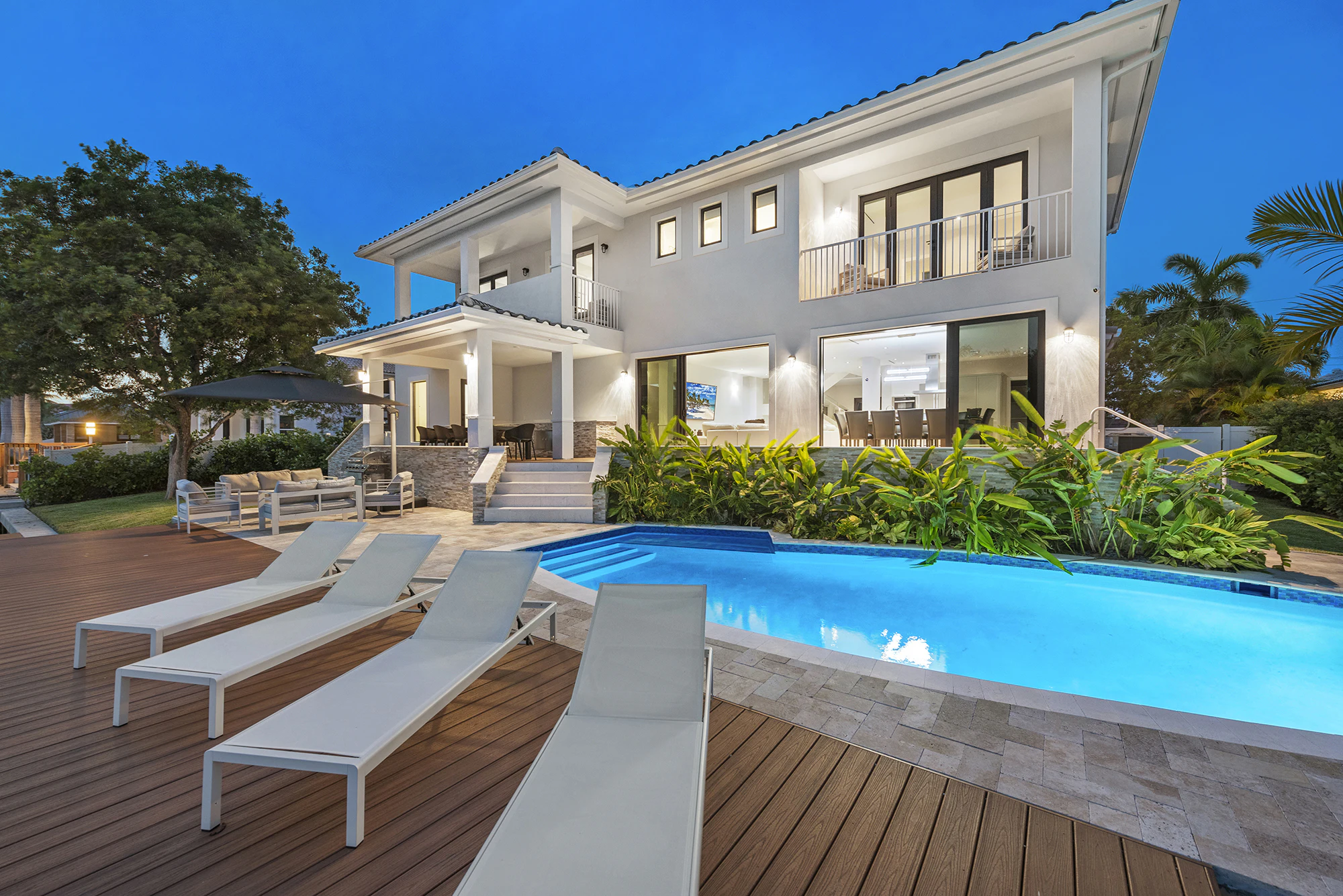 2 Villa Hollywood Backyard Pool in Miami