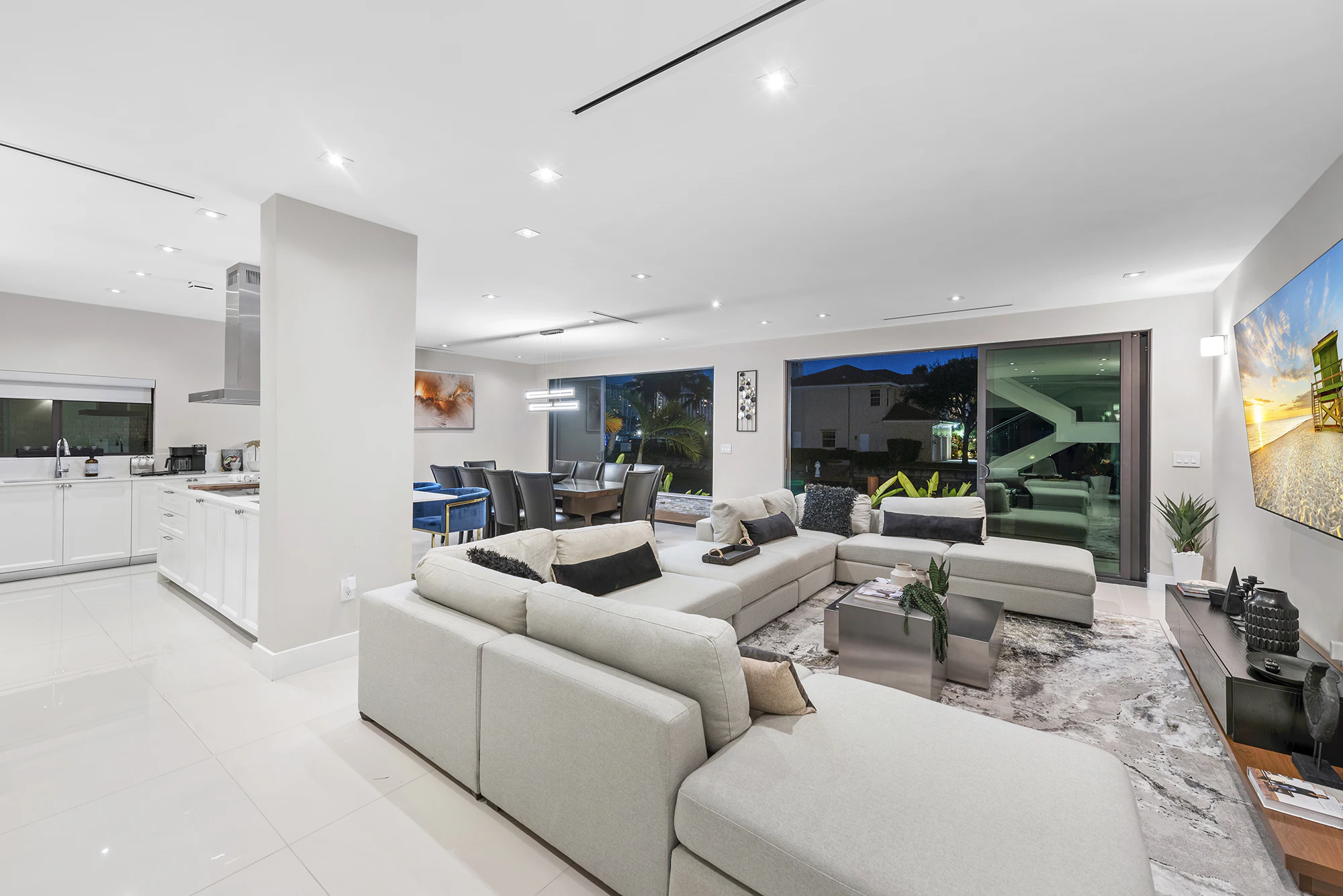 6 Villa Hollywood Living Room in Miami