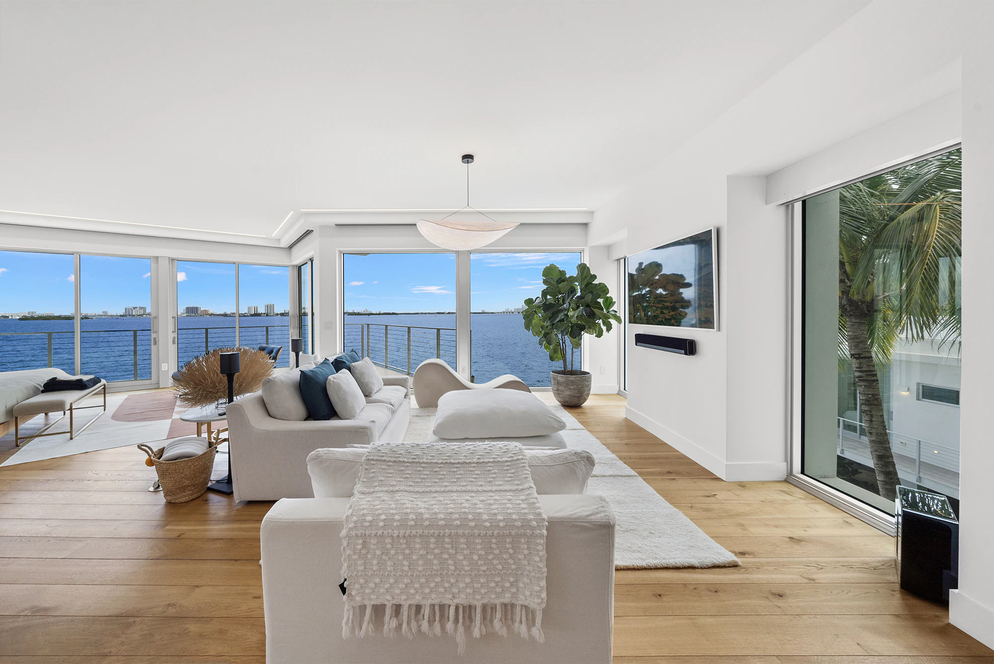 Luxury Villa Near Frost Museum