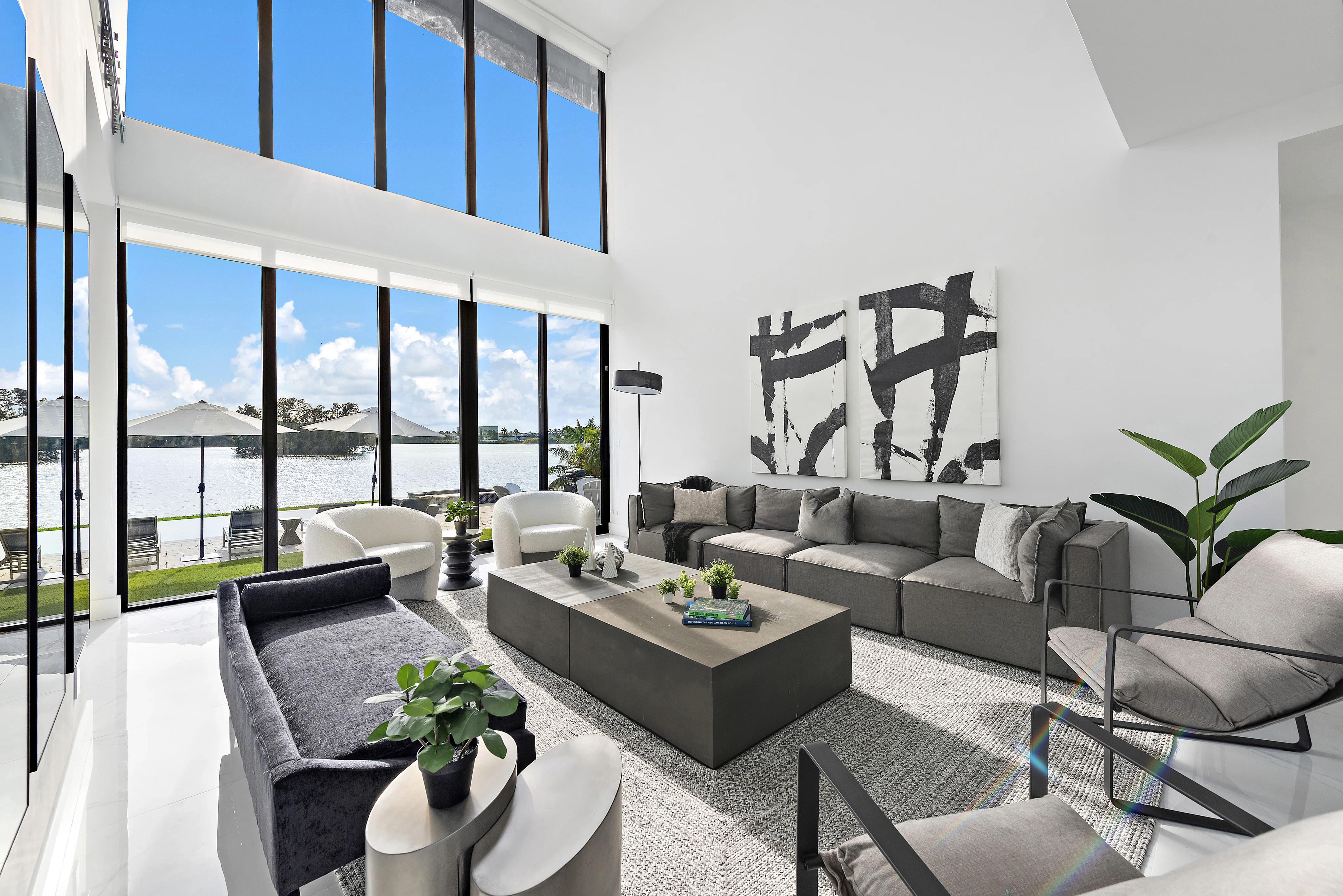 Villa Lago Luxurious Lakefront Retreat