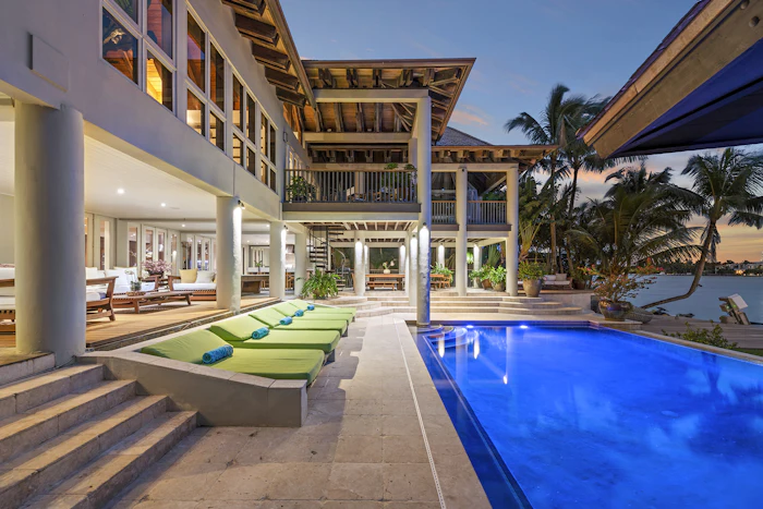 nighttime-pool in Miami